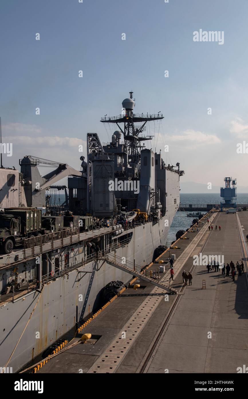 Das Amphibiendock-Landungsschiff USS Ashland (LSD 48) zieht am 25. Februar 2022 in den Hafen von MCAS Iwakuni, Japan. Die Ashland, die zur U.S. Expeditionary Strike Group gehört und die 31. MEU in Angriff genommen hat, wird in Sasebo, Japan, homeportiert und besuchte MCAS Iwakuni, um logistische ein- und Auslastungen zur Unterstützung der MEU-Operationen durchzuführen. Mit einem Flugplatz und Hafen in der Nähe ist MCAS Iwakuni einzigartig, um fortschrittliche Unterstützung der Marine zu bieten, um die regionale Sicherheit, den Frieden und die Stabilität zu erhalten. (USA Marine Corps Foto von Lance CPL. Darien Wright) Stockfoto