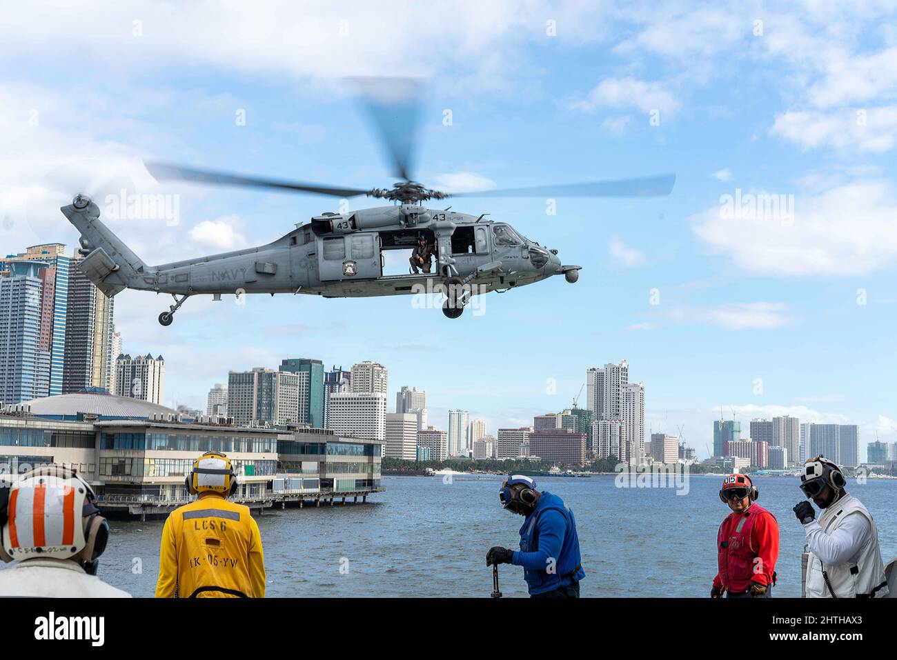 220211-N-FA490-2248 MANILA, Philippinen (Feb 11, 2022) ein an den Wildcards der Helicopter Sea Combat (HSC) Squadron 23 befestigter Hubschrauber MH-60s hebt vom Flugdeck des Independence-Variant Littoral Combat Ship USS Jackson (LCS 6) ab. Jackson und HSC-23, die an Destroyer Squadron (DESRON) 7 angeschlossen sind, befinden sich im Rotationseinsatz im Einsatzgebiet der US-7.-Flotte zur Unterstützung der Sicherheit und Stabilität in der Region, Und die Zusammenarbeit mit alliierten und Partnerschiffern, um maritime Sicherheit und Stabilität zu gewährleisten, die die wichtigsten Säulen eines freien und offenen Indo-Pazifik-Raums sind. (USA Navy Foto von Mass Com Stockfoto