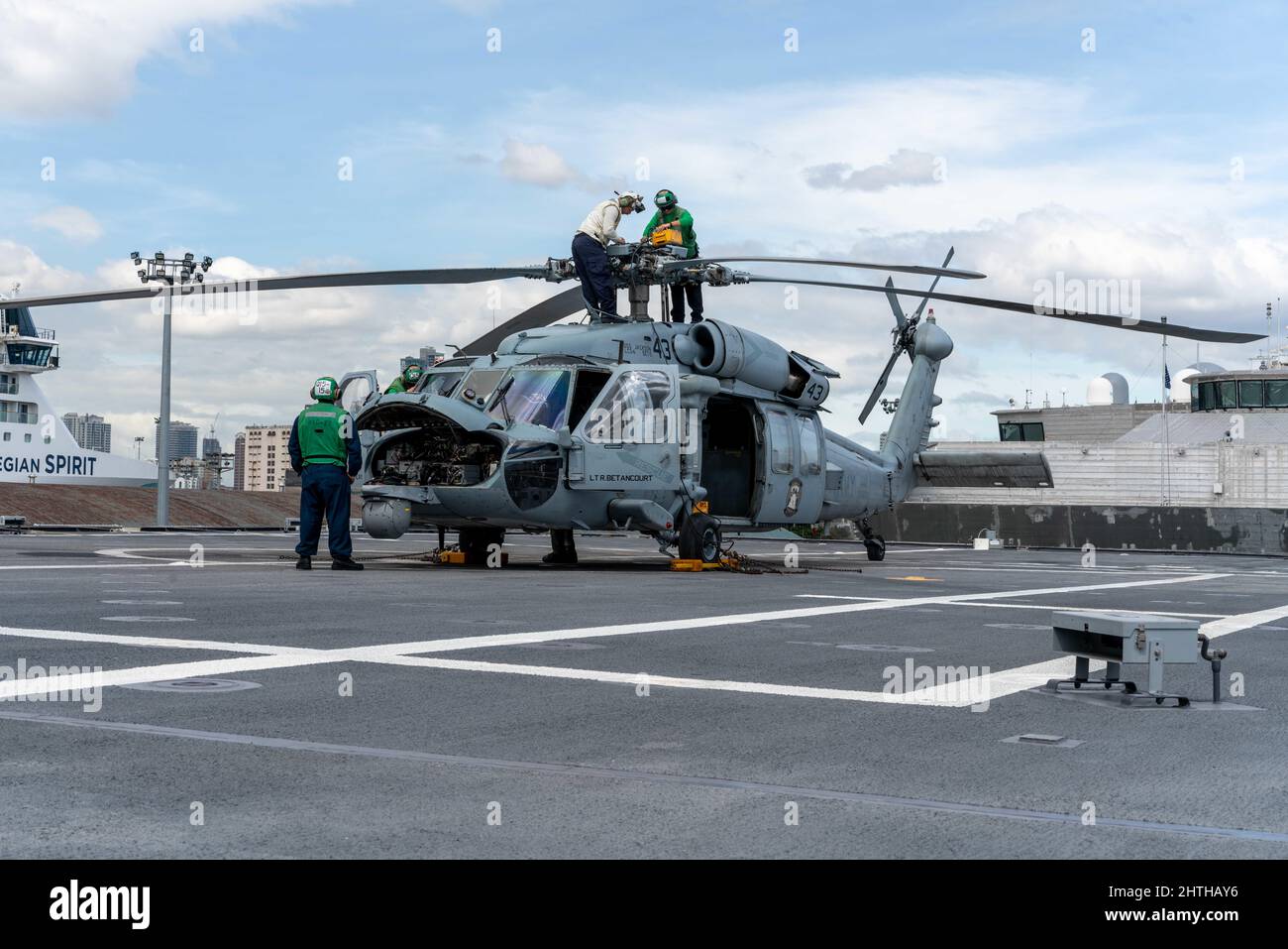 220211-N-FA490-2057 MANILA, Philippinen (Feb 11, 2022) – Seeleute, die an die „Wildcards“ der Helicopter Sea Combat (HSC) Squadron 23, die dem Independence-Variant Littoral Combat Ship USS Jackson (LCS 6) zugeordnet ist, angeschlossen sind, bereiten sich auf den Flugbetrieb mit einem MH-60s Hubschrauber auf dem Flugdeck von Jackson vor. Jackson und HSC-23, die an Destroyer Squadron (DESRON) 7 angeschlossen sind, befinden sich im Rotationseinsatz im Einsatzgebiet der US-7.-Flotte, um die Sicherheit und Stabilität in der Region zu unterstützen und mit alliierten und Partnermarines zusammenzuarbeiten, um maritime Sicherheit und Stabilität zu gewährleisten, die die wichtigsten Säulen eines freien Stockfoto