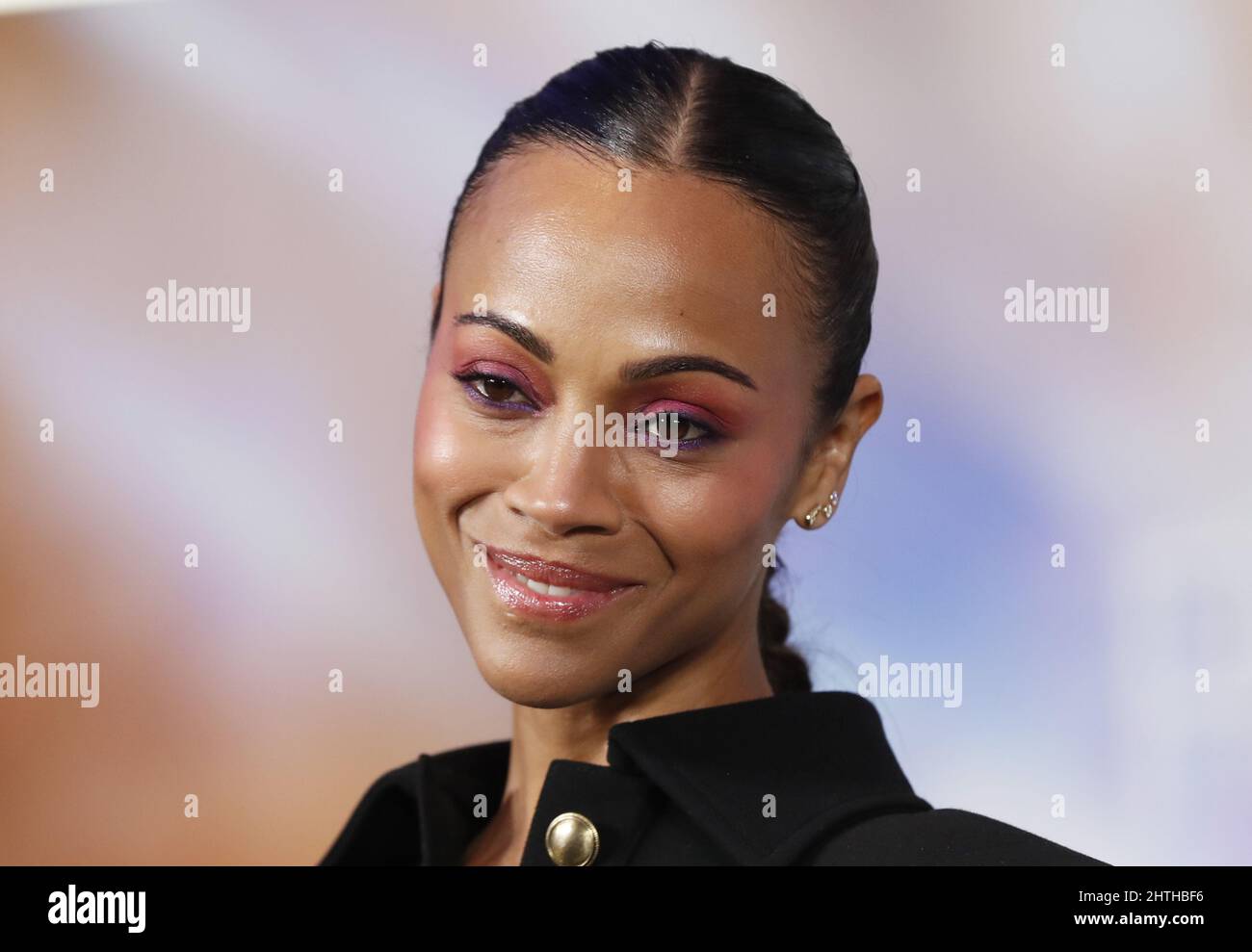 New York, Usa. 28.. Februar 2022. Zoe Saldana trifft auf dem roten Teppich bei der Netflix-Weltpremiere von „The Adam Project“ am Montag, den 28. Februar 2022, in der Alice Tully Hall/Lincoln Center in New York City ein. Foto von John Angelillo/UPI Credit: UPI/Alamy Live News Stockfoto