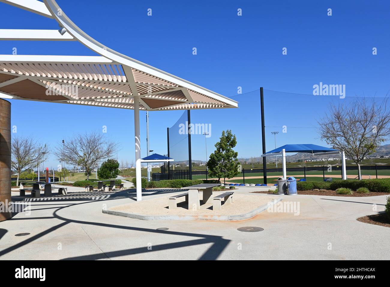 IRVINE, KALIFORNIEN - 25. FEBRUAR 2022: Picknickplatz und Einrichtungen im Orange County Great Park Baseballkomplex. Stockfoto