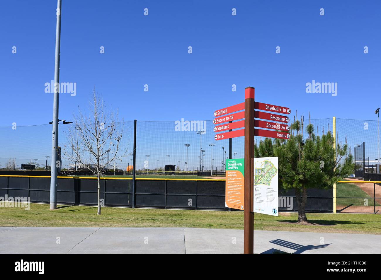 IRVINE, KALIFORNIEN - 25 FEB 2022: Orange County Great Park Schild mit Wegweiser zu verschiedenen Veranstaltungsorten und Sportplätzen. Stockfoto