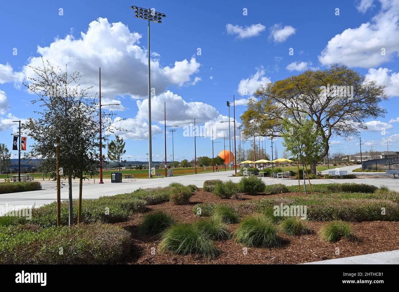 IRVINE, KALIFORNIEN - 23. FEBRUAR 2022: Sportplätze und Ballonfahrt im Orange County Great Park. Stockfoto