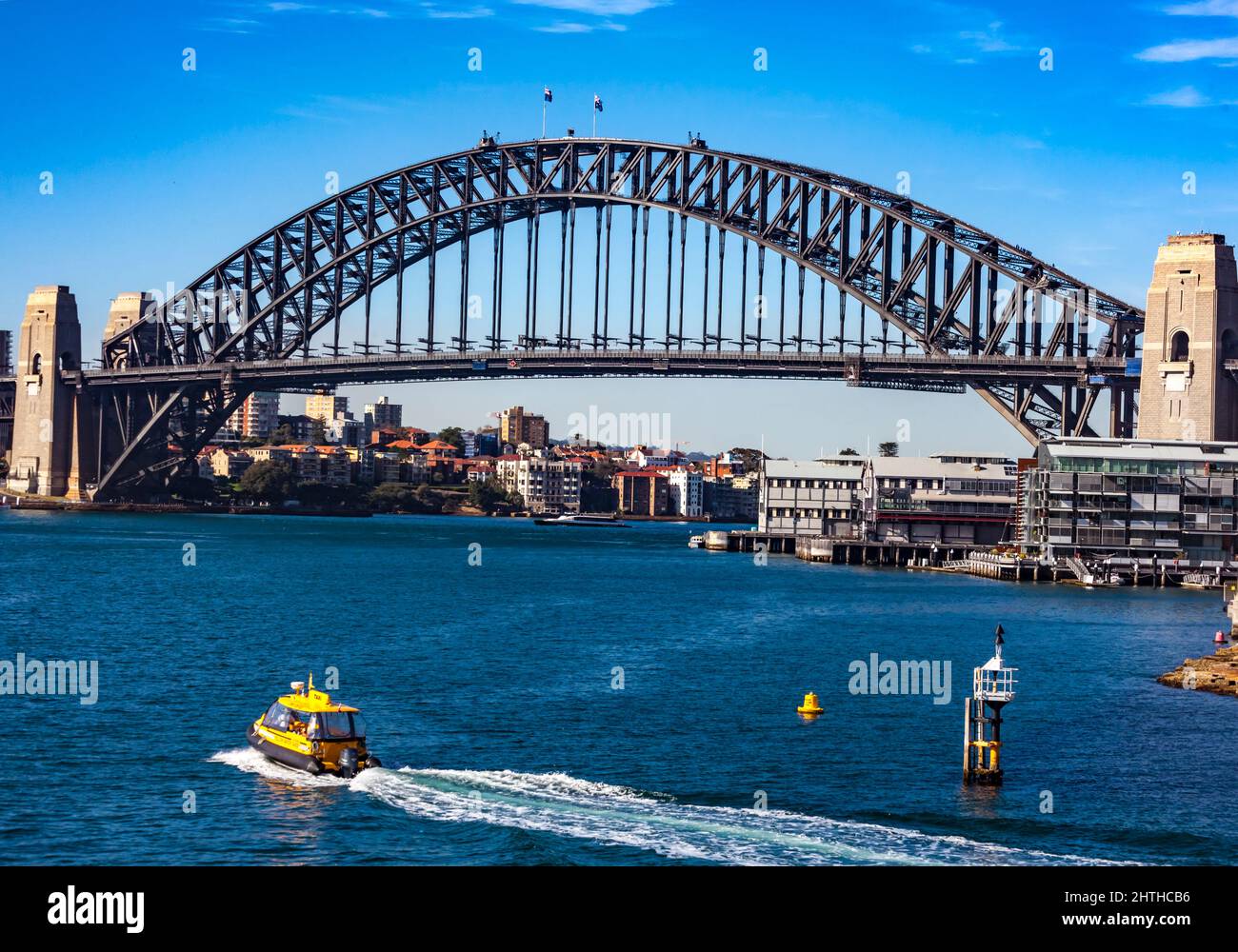 Das gelbe Wassertaxi fährt auf dem Weg zur Nordküste in Richtung Sydney Harbour Bridge Stockfoto