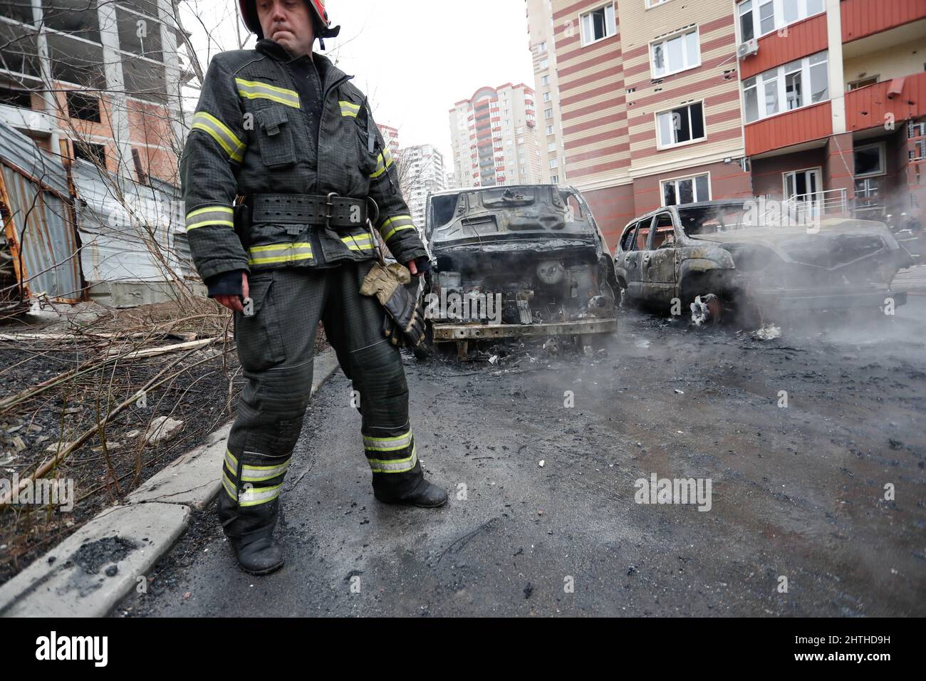 Donezk. 28.. Februar 2022. Ein Feuerwehrmann steht in der Nähe verbrannter Autos in Donezk, 28. Februar 2022. Kredit: Victor/Xinhua/Alamy Live Nachrichten Stockfoto
