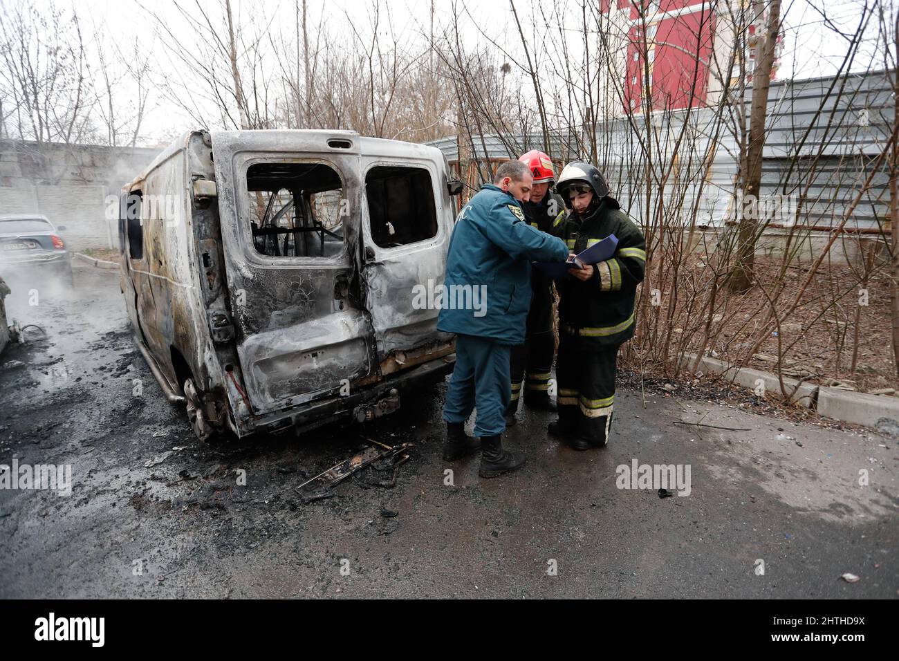 Donezk. 28.. Februar 2022. Nothelfer stehen in der Nähe eines verbrannten Fahrzeugs in Donezk, 28. Februar 2022. Kredit: Victor/Xinhua/Alamy Live Nachrichten Stockfoto