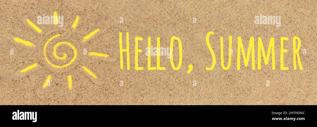 Hallo Sommer Text Sonne Zeichen auf Sand gezeichnet. Kreative Draufsicht Kopierbereich Banner. Stockfoto