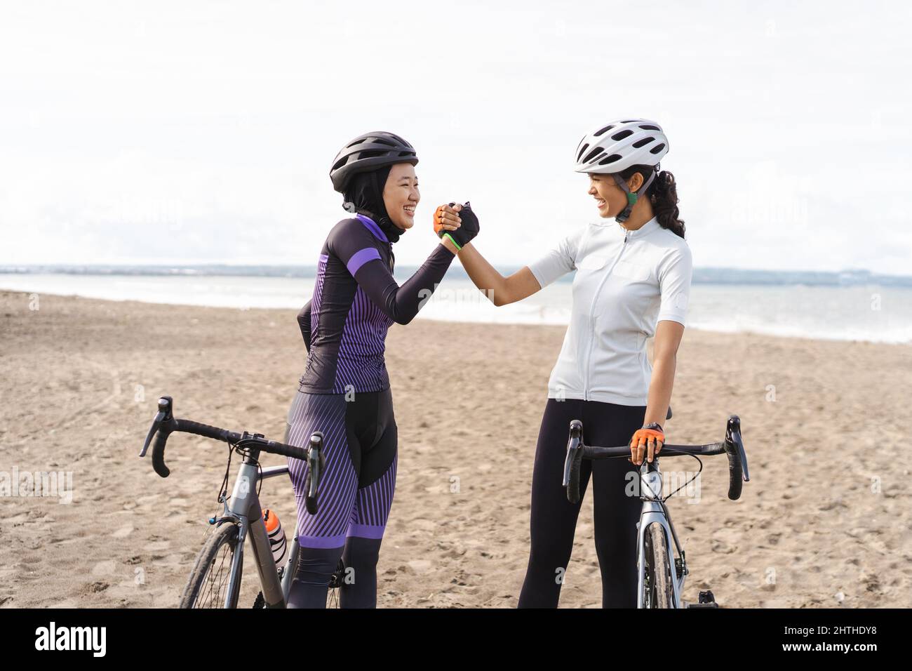 asian zwei Radfahrer Freund hoch fünf, wenn ihr Rennen zu beenden Stockfoto