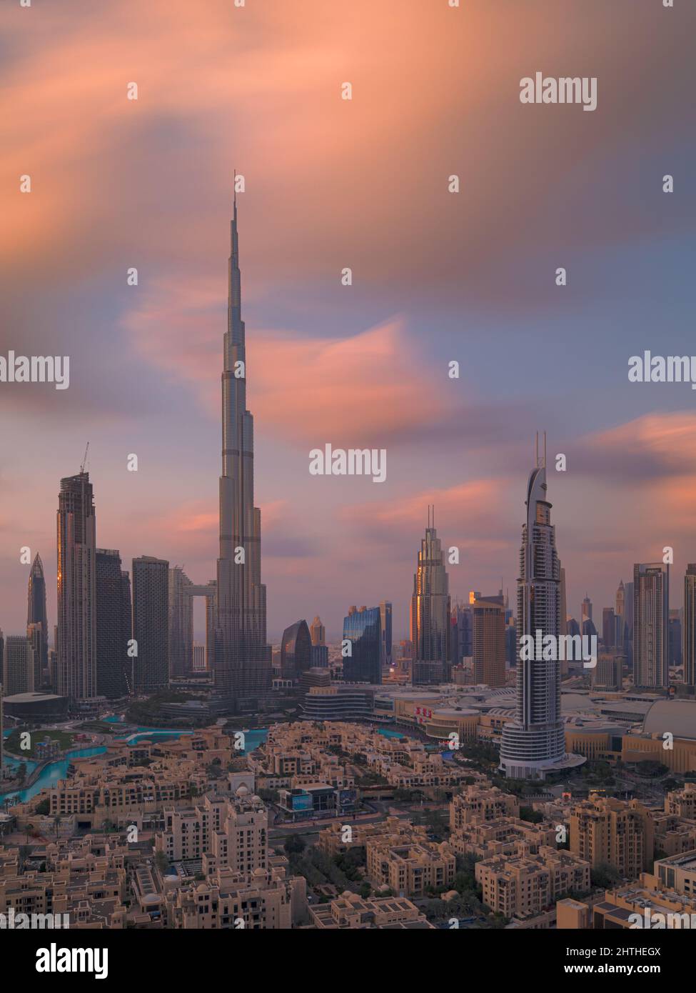Skyline von Dubai Downtown bei Sonnenuntergang an einem bewölkten Tag. Dubai, Vereinigte Arabische Emirate. Stockfoto