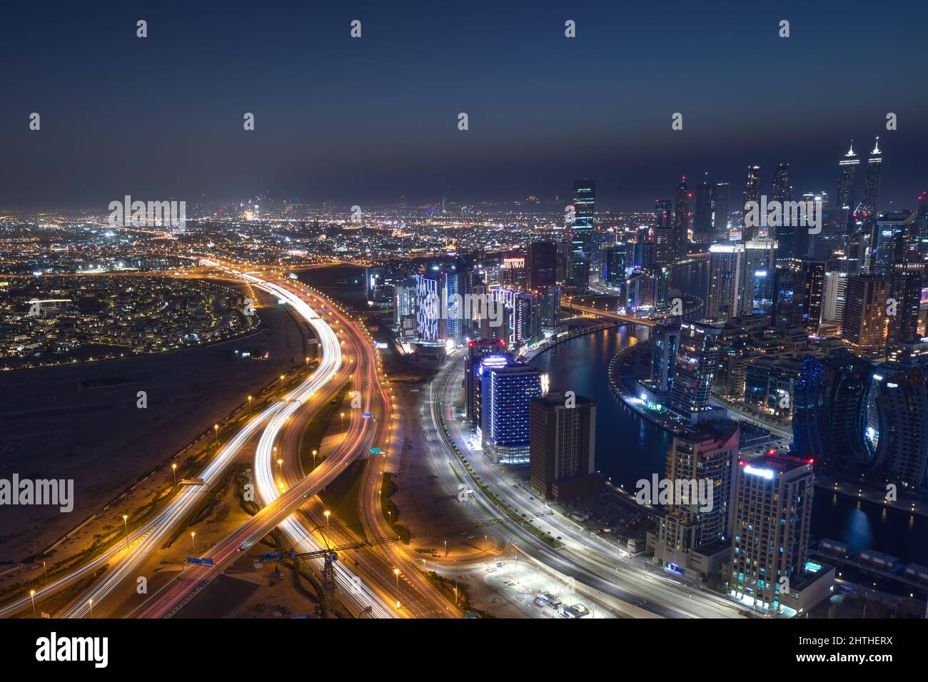 Dubai, Vereinigte Arabische emirate - 20. Feb 2022: Die Al Khail Road schlängelt sich nachts um die Innenstadt von Dubai in Richtung Dubai Marina. Stockfoto