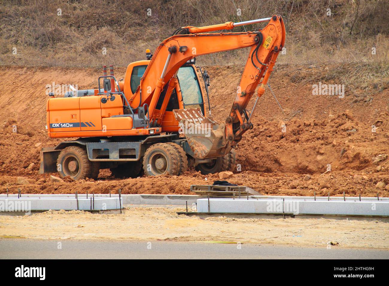 SEOUL, SÜDKOREA - APR 01: Arbeiter, der während der Frühjahrssaison in Seoul, Korea, am 01. April 2013 einen Radtraktor über eine Baustelle fährt. Stockfoto