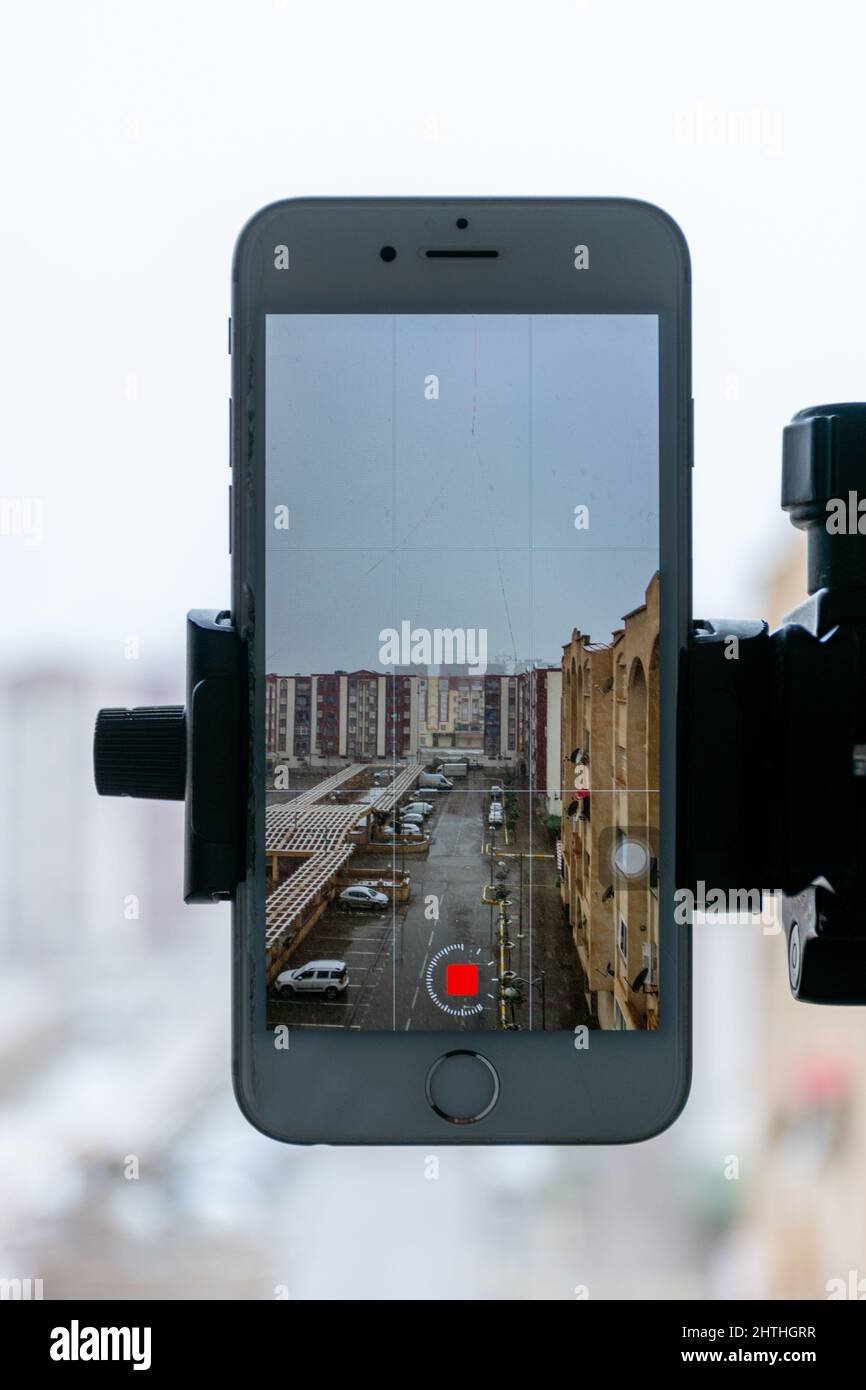 Nahaufnahme eines Mobiltelefons auf einem Stativ, das bereit ist, ein Video aufzunehmen. Stockfoto