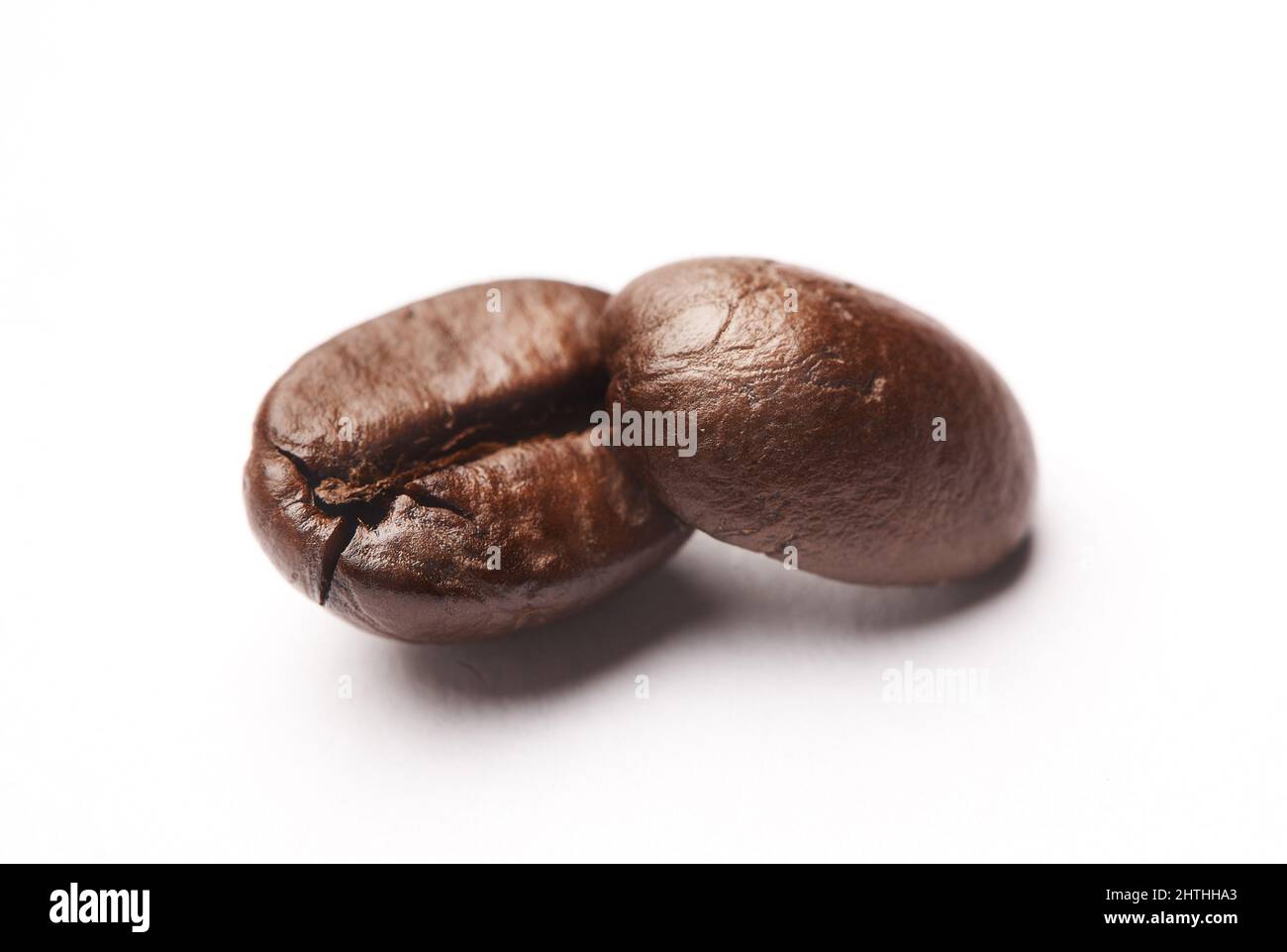 Halten Sie sich ruhig und trinken Sie Kaffee. Studio-Aufnahme von Kaffeebohnen vor weißem Hintergrund. Stockfoto