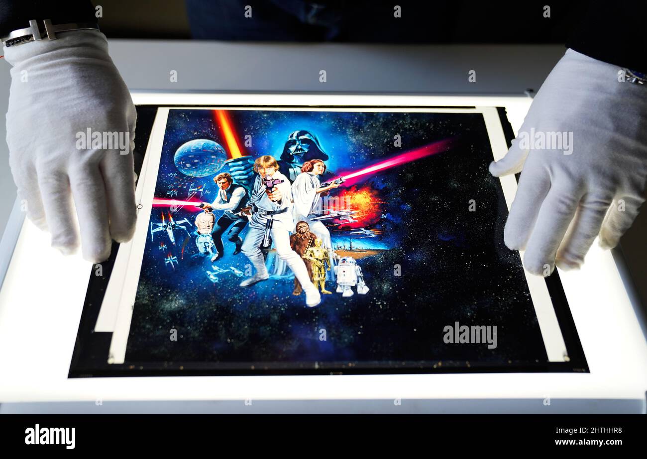 Rep Store-Poster-Berater Mark Hochman platziert ein britisches C-Poster-Artwork im Quad-Stil Transparenz aus dem 1977 Film Star Wars: A New Hope (est. £1.500 - £2.500) auf einen Leuchtkasten während einer Vorschau in ihrem Auktionshaus in Rickmansworth, Hertfordshire. Bilddatum: Mittwoch, 16. Februar 2022. Stockfoto