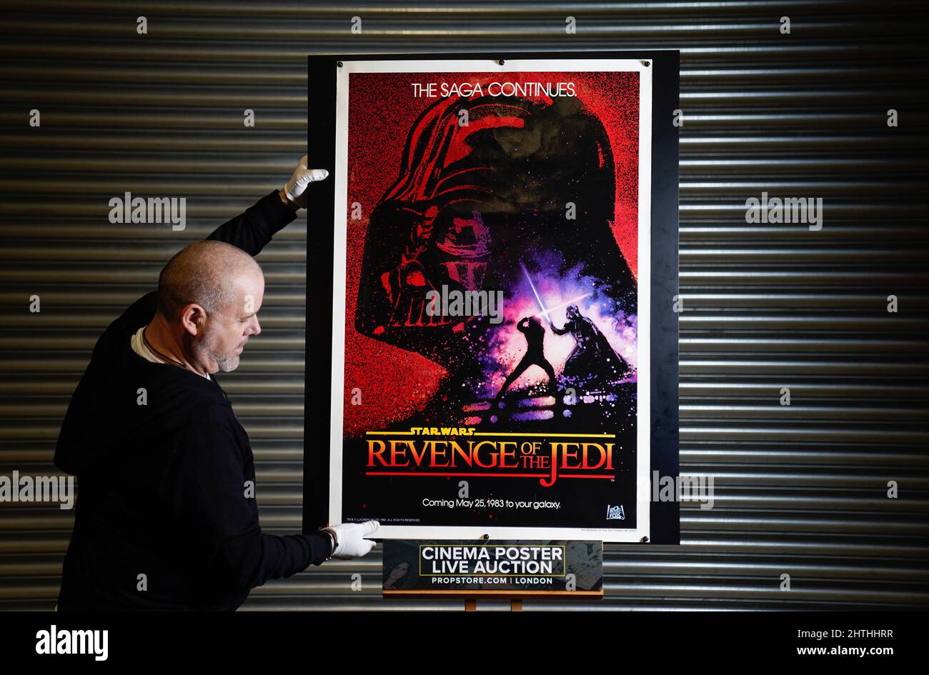 Requisit Store-Poster-Berater Mark Hochman passt ein US-Blatt (datiert Teaser) für Star Wars: Revenge of the Jedi (est. £800 - £1.200) während einer Vorschau in ihrem Auktionshaus in Rickmansworth, Hertfordshire. Bilddatum: Mittwoch, 16. Februar 2022. Stockfoto