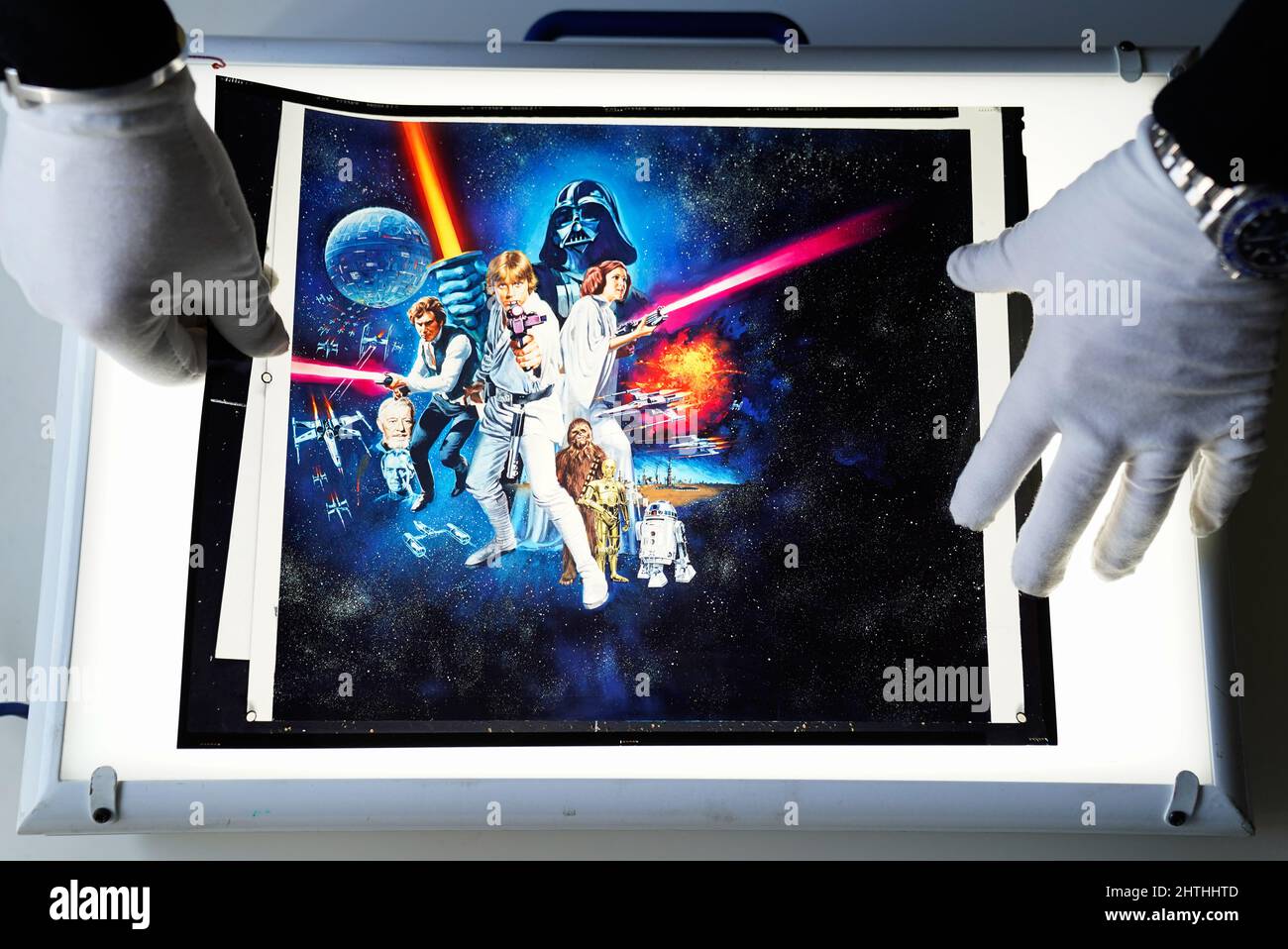 Rep Store-Poster-Berater Mark Hochman platziert ein britisches C-Poster-Artwork im Quad-Stil Transparenz aus dem 1977 Film Star Wars: A New Hope (est. £1.500 - £2.500) auf einen Leuchtkasten während einer Vorschau in ihrem Auktionshaus in Rickmansworth, Hertfordshire. Bilddatum: Mittwoch, 16. Februar 2022. Stockfoto