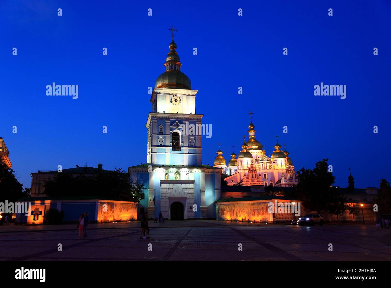 Stadt Kiew, das Sankt Michaelskloster, ein Mönchskloster mit goldener Torkirche (mitte) und der Kathedrale (rechts) am Michaelplatz im Kiewer Rajon S. Stockfoto