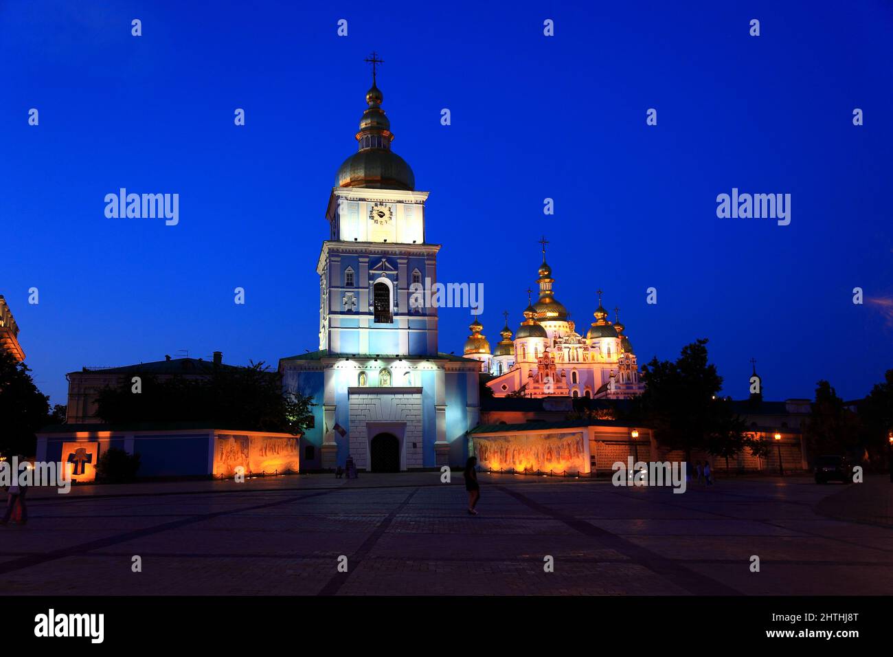 Stadt Kiew, das Sankt Michaelskloster, ein Mönchskloster mit goldener Torkirche (mitte) und der Kathedrale (rechts) am Michaelplatz im Kiewer Rajon S. Stockfoto