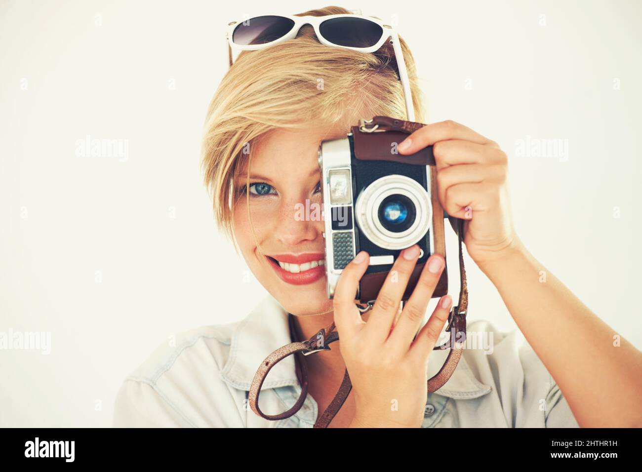 Der Moment mag zwar vorbei sein, aber eine Erinnerung bleibt ewig. Porträt einer attraktiven jungen Frau, die mit ihrer Kamera im Studio steht. Stockfoto Der Moment mag zwar vorbei sein, aber eine Erinnerung bleibt ewig. Porträt einer attraktiven jungen Frau, die mit ihrer Kamera im Studio steht. Stockfoto