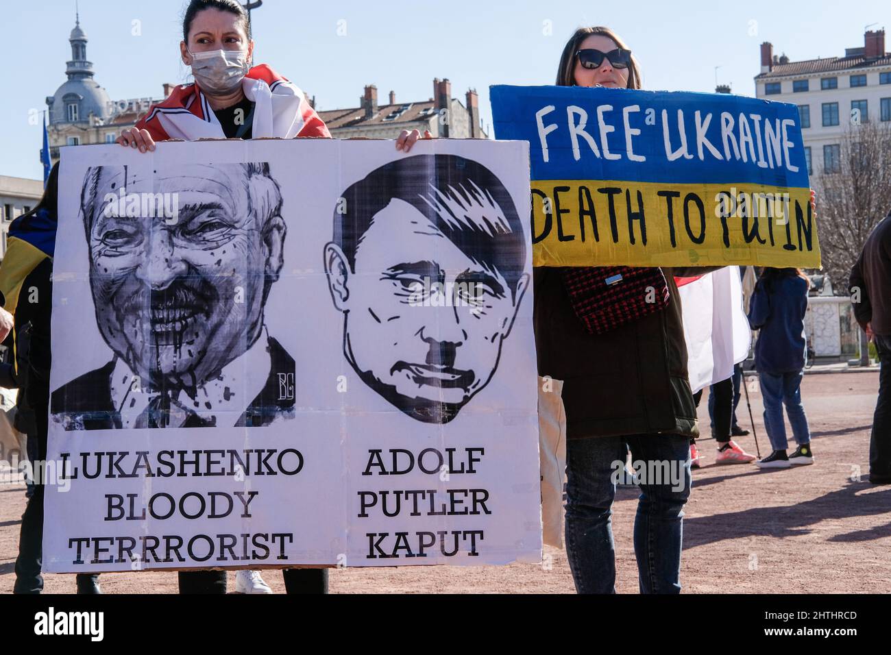 Lyon (Frankreich), 27. Februar 2022. Neue Kundgebung zur Unterstützung des ukrainischen Volkes auf dem Place Bellecour. Unterschreiben Sie mit Putin als Hitler Stockfoto
