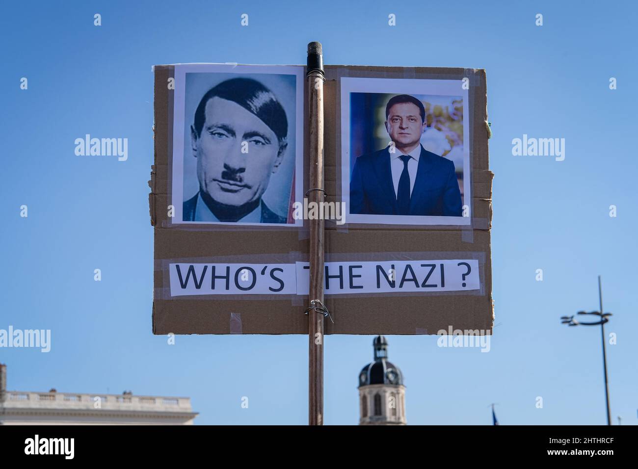 Lyon (Frankreich), 27. Februar 2022. Neue Kundgebung zur Unterstützung des ukrainischen Volkes auf dem Place Bellecour. Unterschreiben Sie mit Putin als Hitler Stockfoto