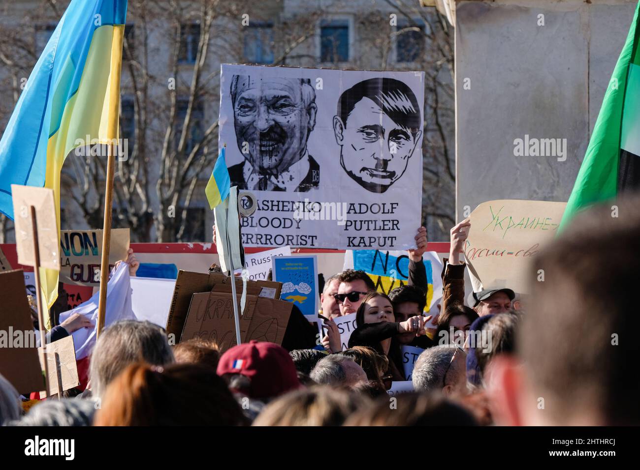 Lyon (Frankreich), 27. Februar 2022. Neue Kundgebung zur Unterstützung des ukrainischen Volkes auf dem Place Bellecour. Unterschreiben Sie mit Putin als Hitler Stockfoto