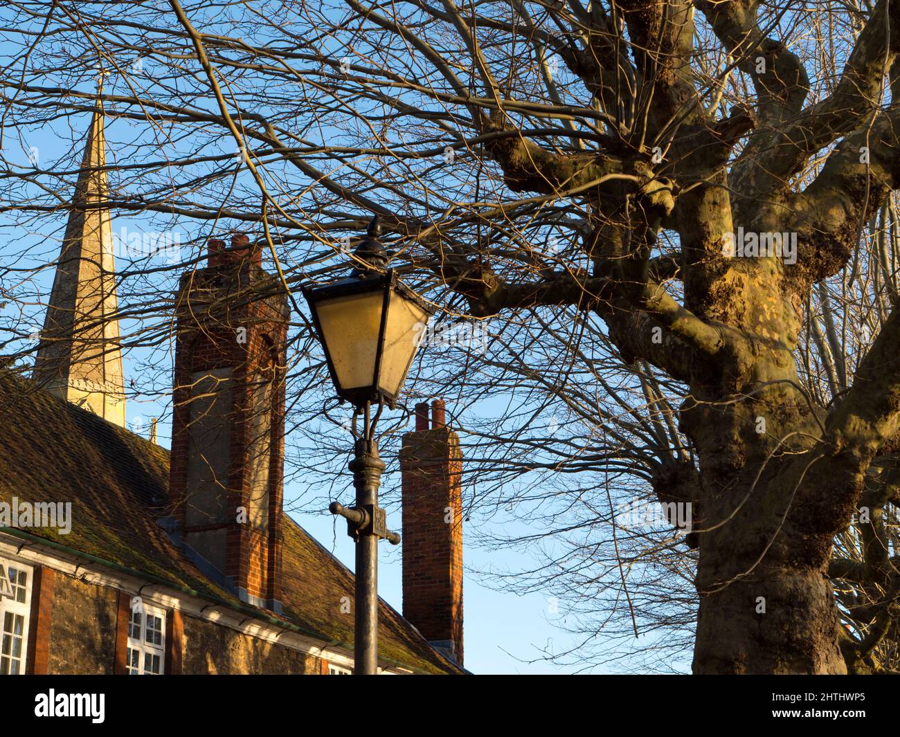 Laterne, Turmspitze und Bäume - St Helens Wharf, Abingdon an der ersten Ampel 1 Stockfoto