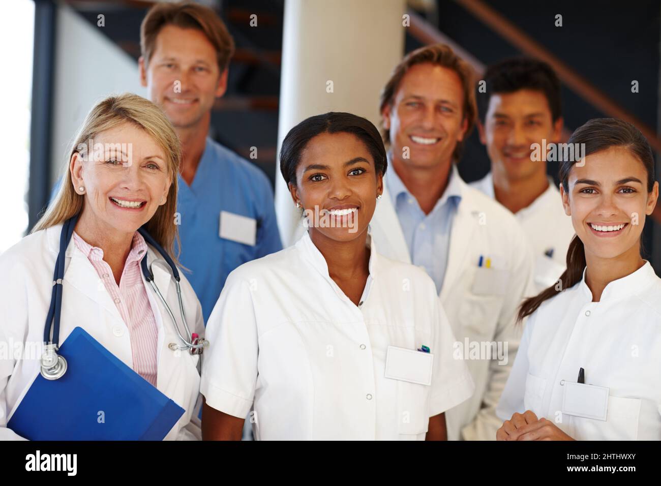 Wir liefern immer wieder. Eine Aufnahme einer Gruppe von Medizinern, die die Kamera anlächeln. Stockfoto