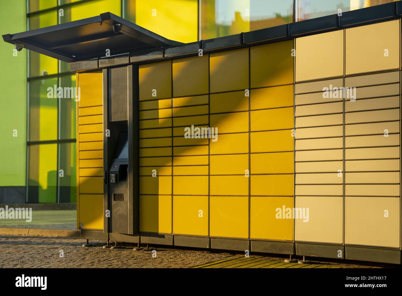 Postterminal-Maschine im Hintergrund eines modernen Gebäudes Stockfoto