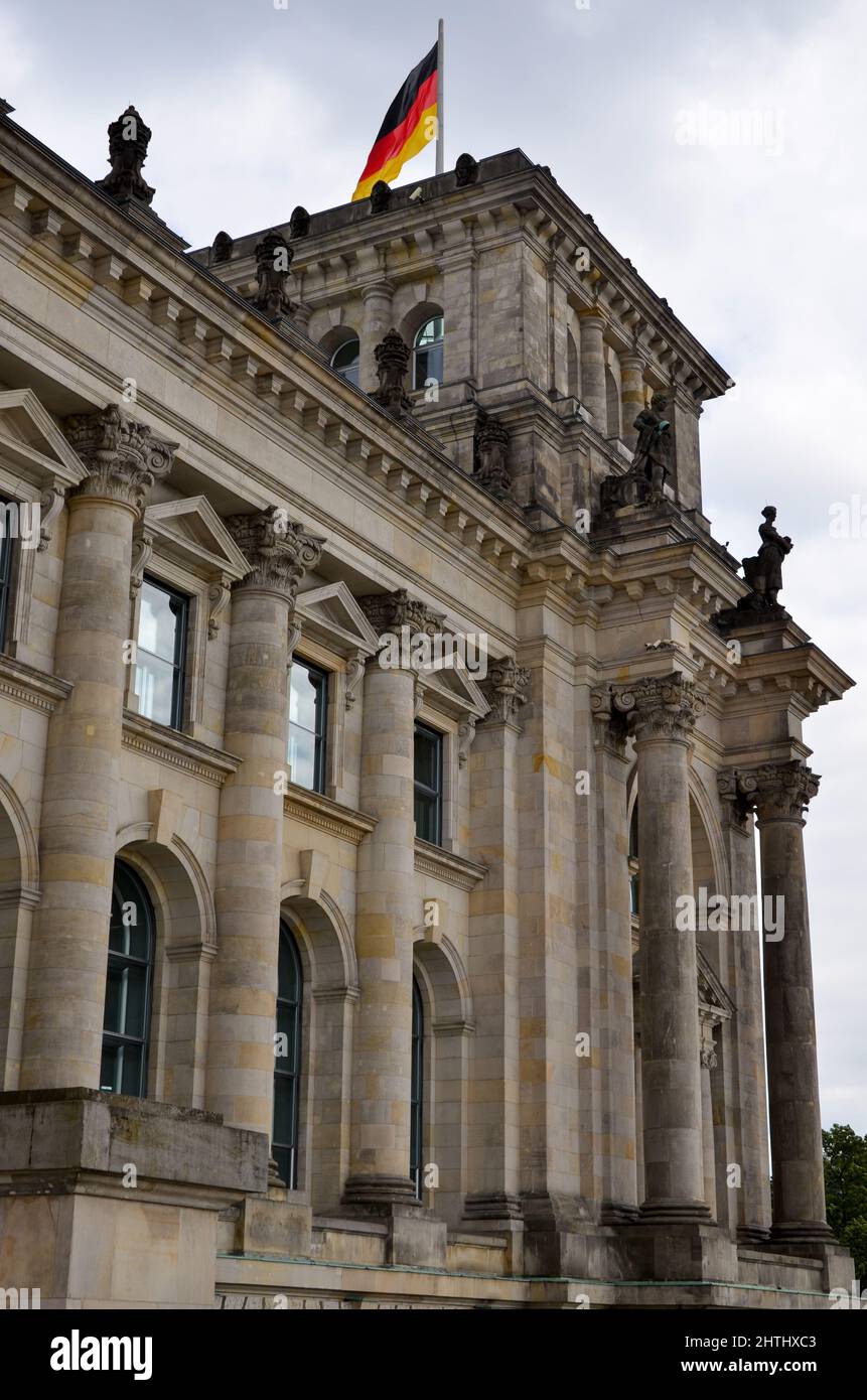 Berlin, Berlin, Deutschland - Juni 20 2014: Blick auf den Turm mit der deutschen Flagge des Reichstagsgebäudes in Berlin und der reich verzierten Fassade Stockfoto