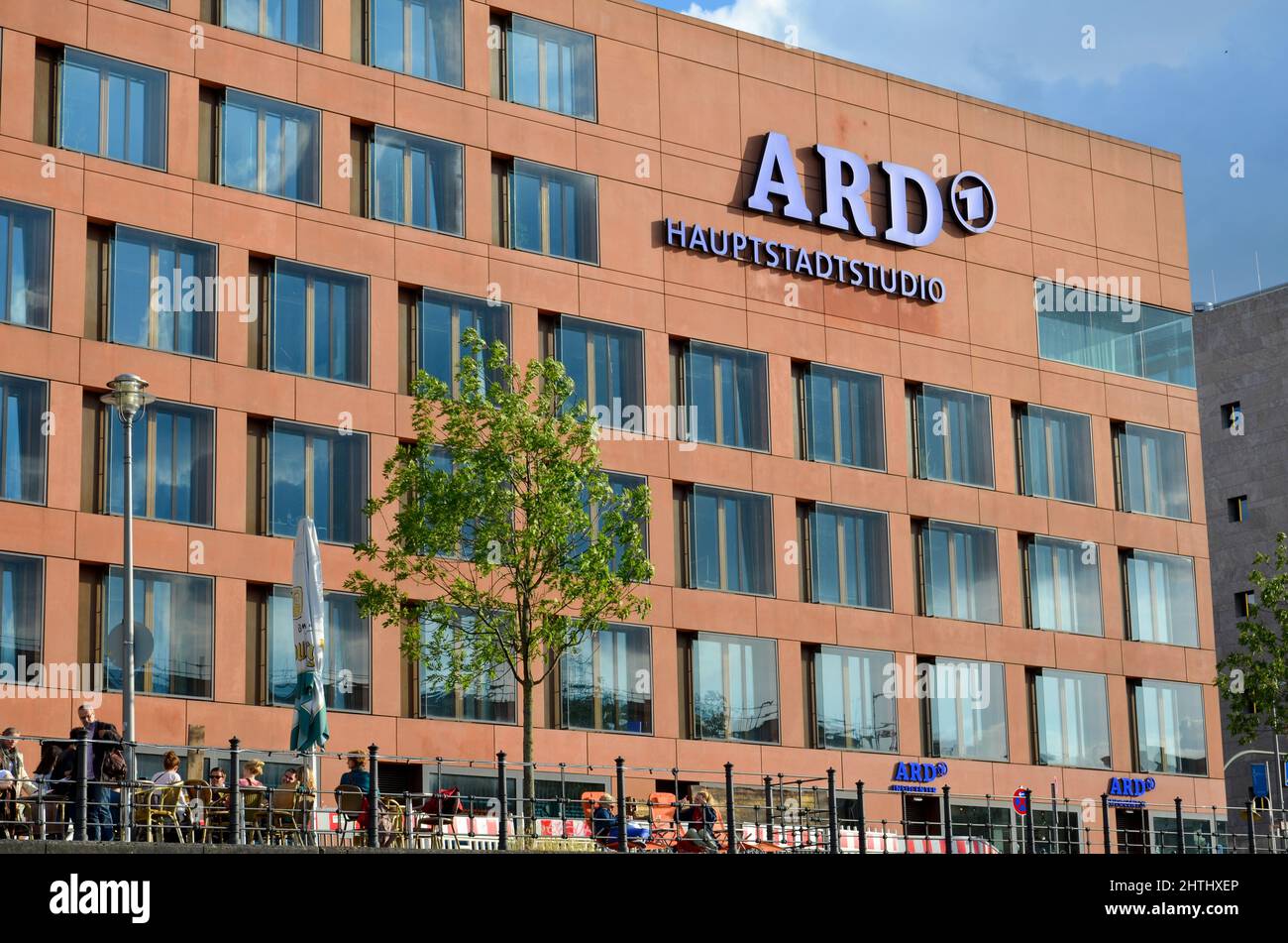 Berlin, Berlin, Deutschland - Juni 20 2014: Das rote Studio-Gebäude der ARD-Hauptstadt in Berlin mit seinen vielen Fenstern Stockfoto