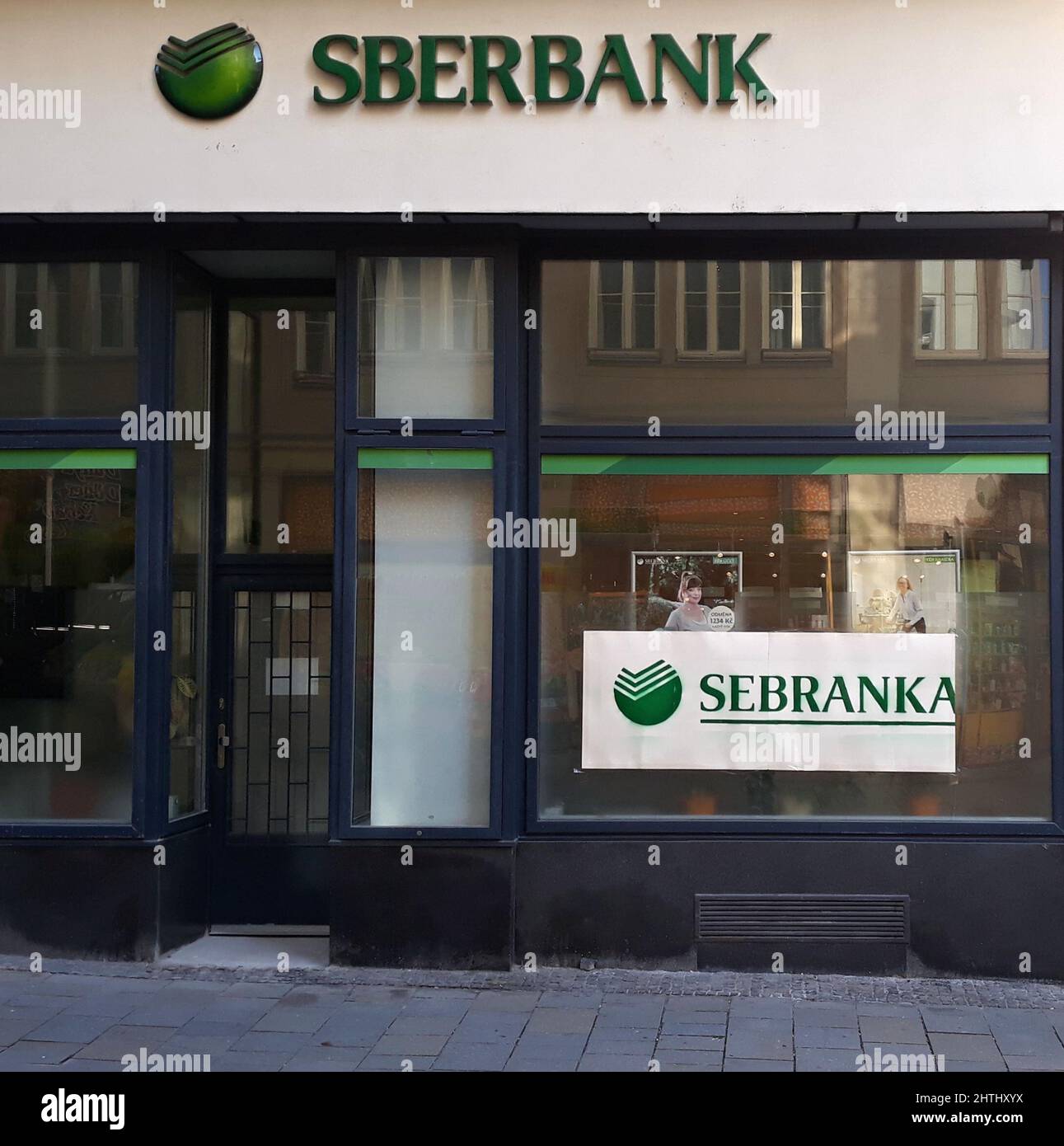 Die Inschrift Sebranka (Rabble), die den Namen der russischen Bank Sberbank in ihrer Filiale in Brünn, Tschechische Republik, umschreibt, abgebildet am 1. März 2022. Nach dem Einmarsch der russischen Armee in die Ukraine gergte die Bank in Schwierigkeiten. Kunden begannen, ihr Geld abzuheben und ihre Konten zu stornieren. Die Tschechische Nationalbank (CNB) hat Schritte eingeleitet, um die Banklizenz der Sberbank CZ´s zu widerrufen und eine vorläufige Maßnahme erlassen, die die Sberbank CZ daran hindert, Vermögenswerte und Verbindlichkeiten zu veräussern, einschließlich der Bereitstellung neuer Kredite und des Empfangs von Einlagen, sagte die CNB. (CTK-Foto/Jan Tomandl) Stockfoto