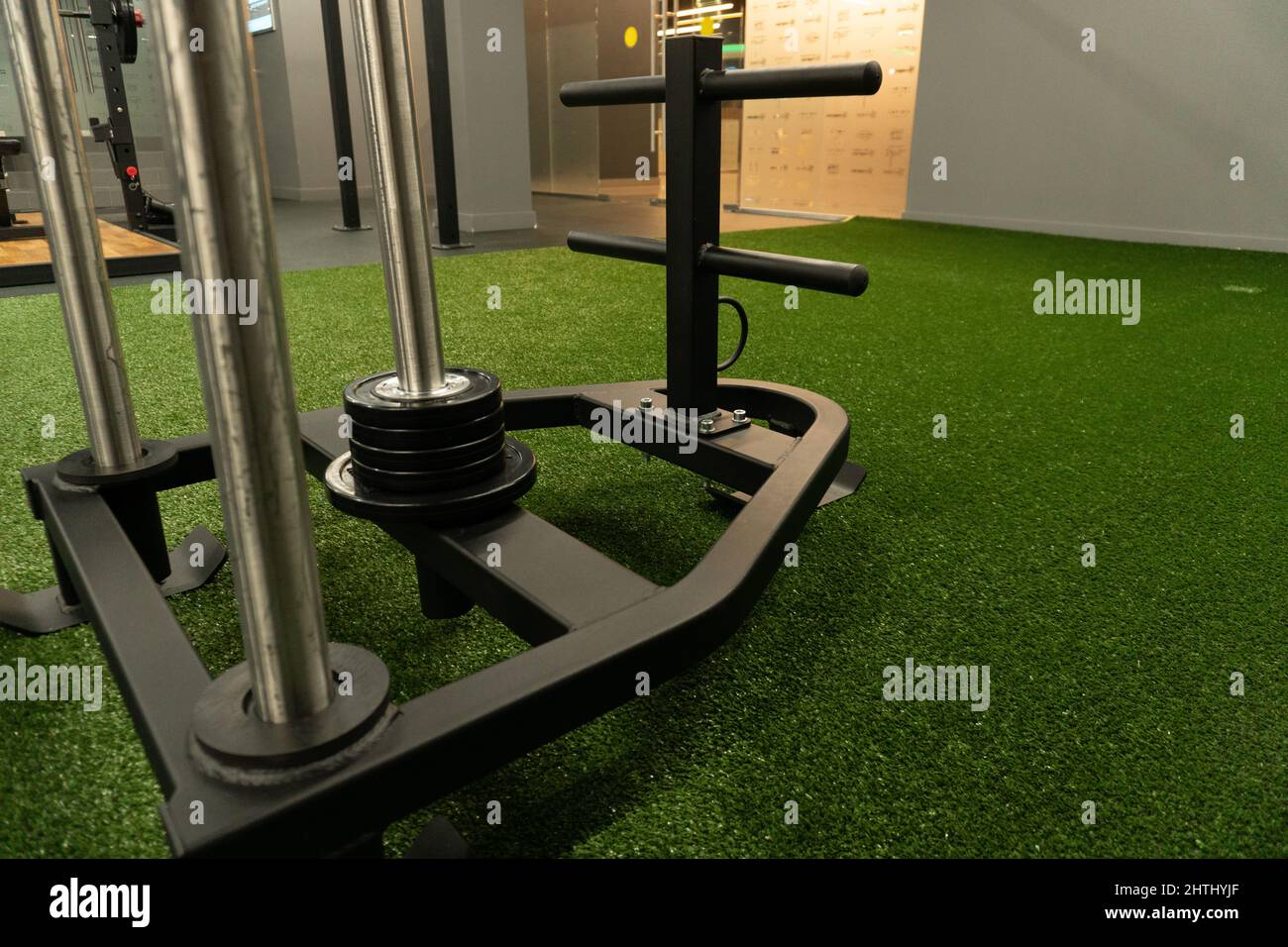 Trainingshalle Schlitten Turnhalle Übung, für die Gesundheit stark in aktiven und jungen Hintergrund, sportlicher Verein. Innen, Stockfoto