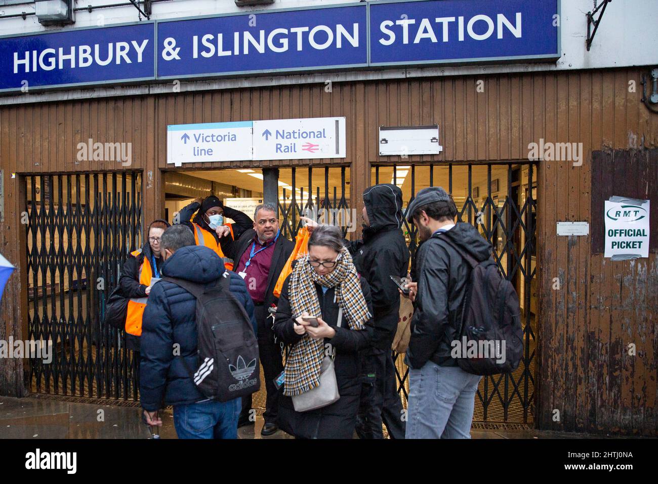 01/03/2022. London, Großbritannien. Pendler kommen an einer geschlossenen Highbury und Islington U-Bahn-Station an, da die Mitarbeiter Ratschläge zu anderen Reisewegen geben. As Stockfoto