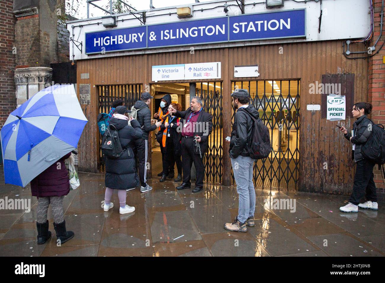 01/03/2022. London, Großbritannien. Pendler kommen an einer geschlossenen Highbury und Islington U-Bahn-Station an, da die Mitarbeiter Ratschläge zu anderen Reisewegen geben. As Stockfoto