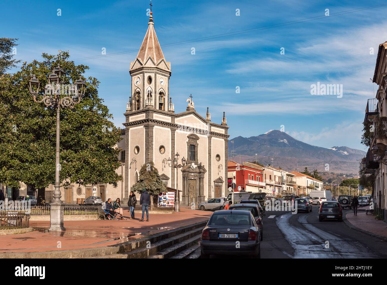 Der Ätna dominiert die kleine Stadt Trecastagni am Südhang des Vulkans (Sizilien, Italien) Stockfoto