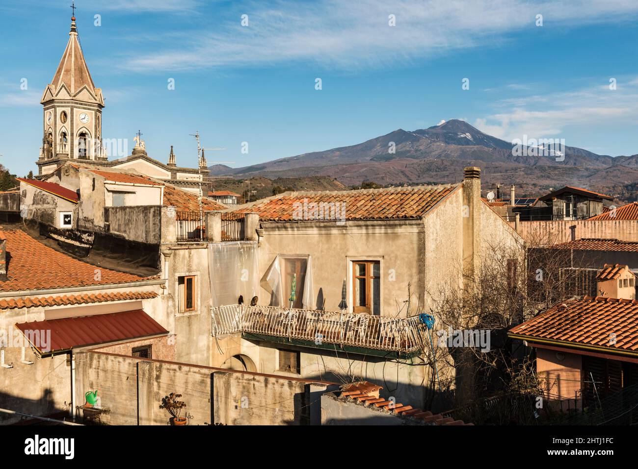 Der Ätna dominiert die kleine Stadt Trecastagni am Südhang des Vulkans (Sizilien, Italien) Stockfoto