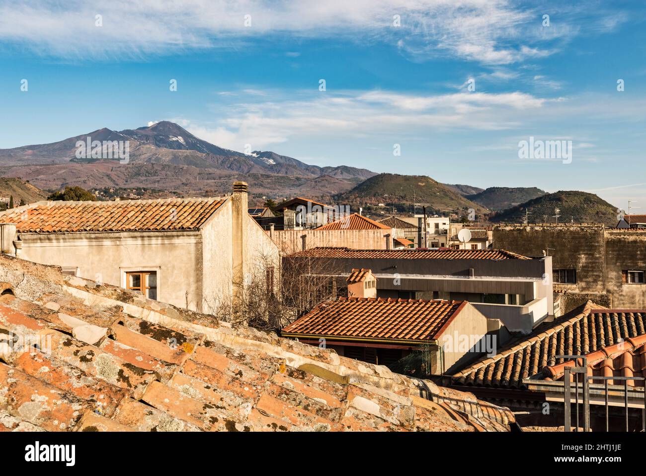 Der Ätna und eine Reihe von uralten Vulkankegeln dominieren die kleine Stadt Trecastagni am Südhang (Sizilien, Italien) Stockfoto