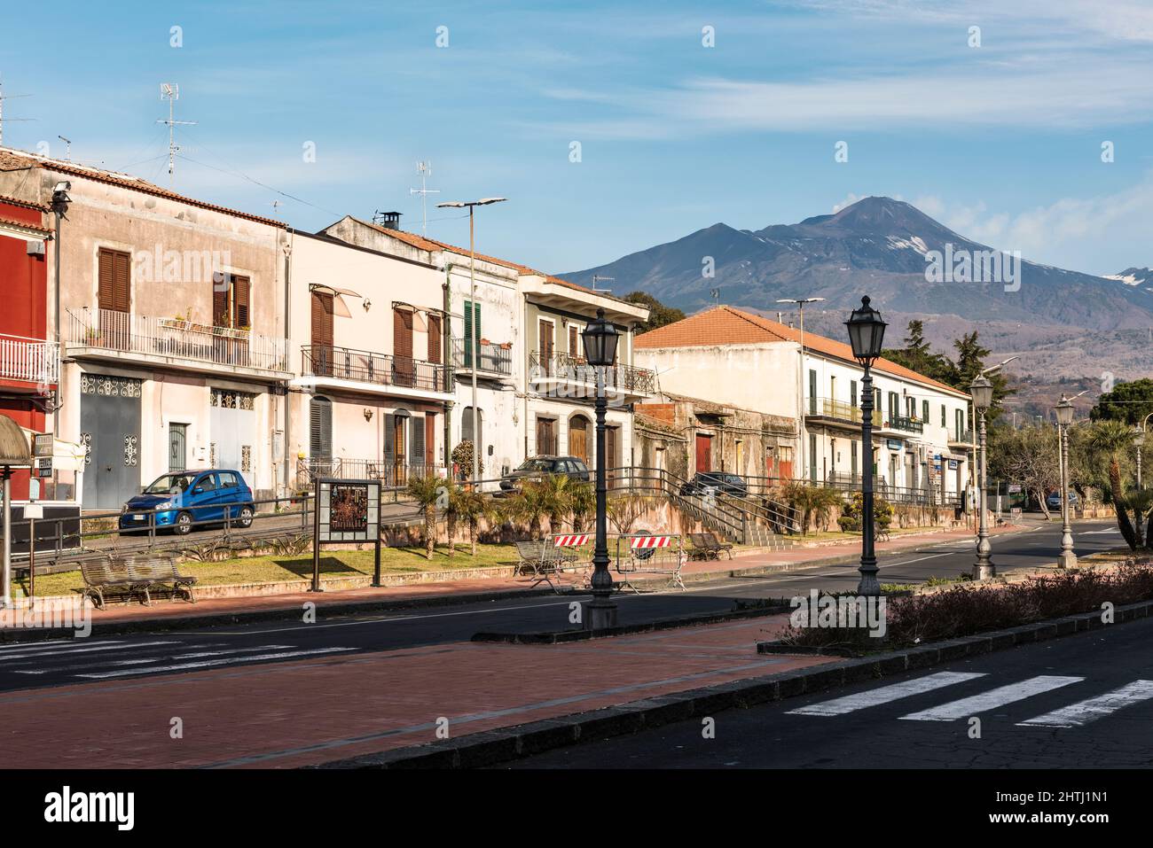 Der Ätna überragt die kleine Stadt Trecastagni am Südhang des Vulkans (Sizilien, Italien) Stockfoto