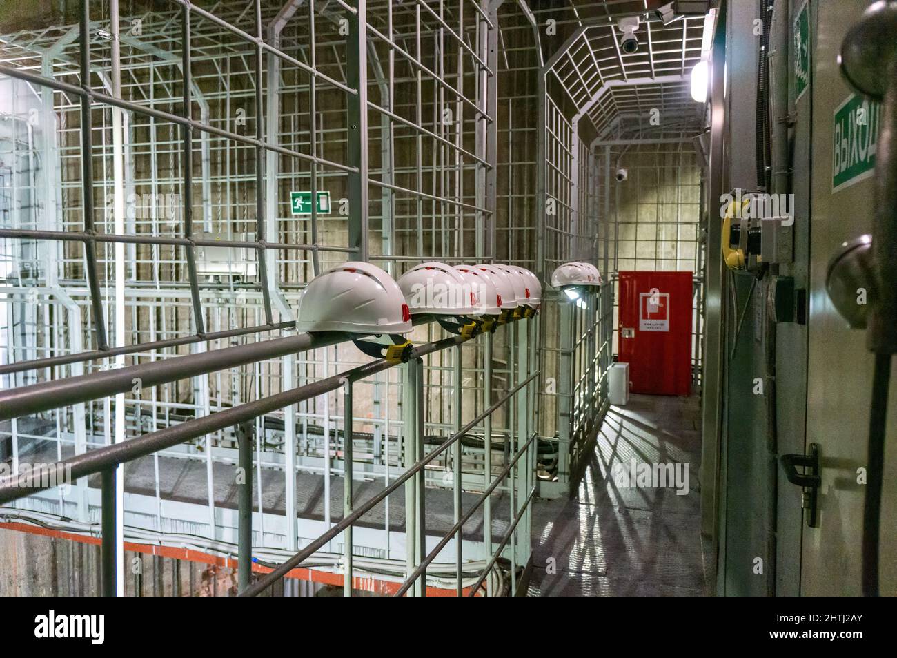 Bauhelme liegen auf einem Regal in der Umkleidekabine der Fabrik. Sicherheitsmaßnahmen für Bauarbeiten Stockfoto