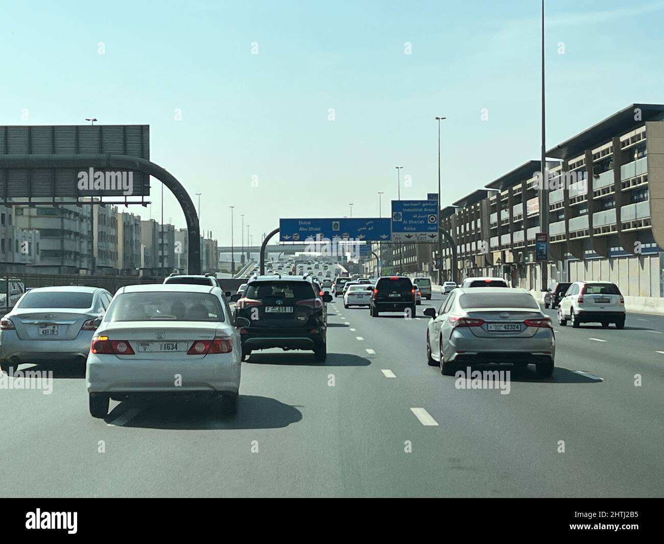 VAE, Dubai - 01. Dezember 2021: Dubai Straßen und Verkehrsbrücken und Unterführung tagsüber Stockfoto