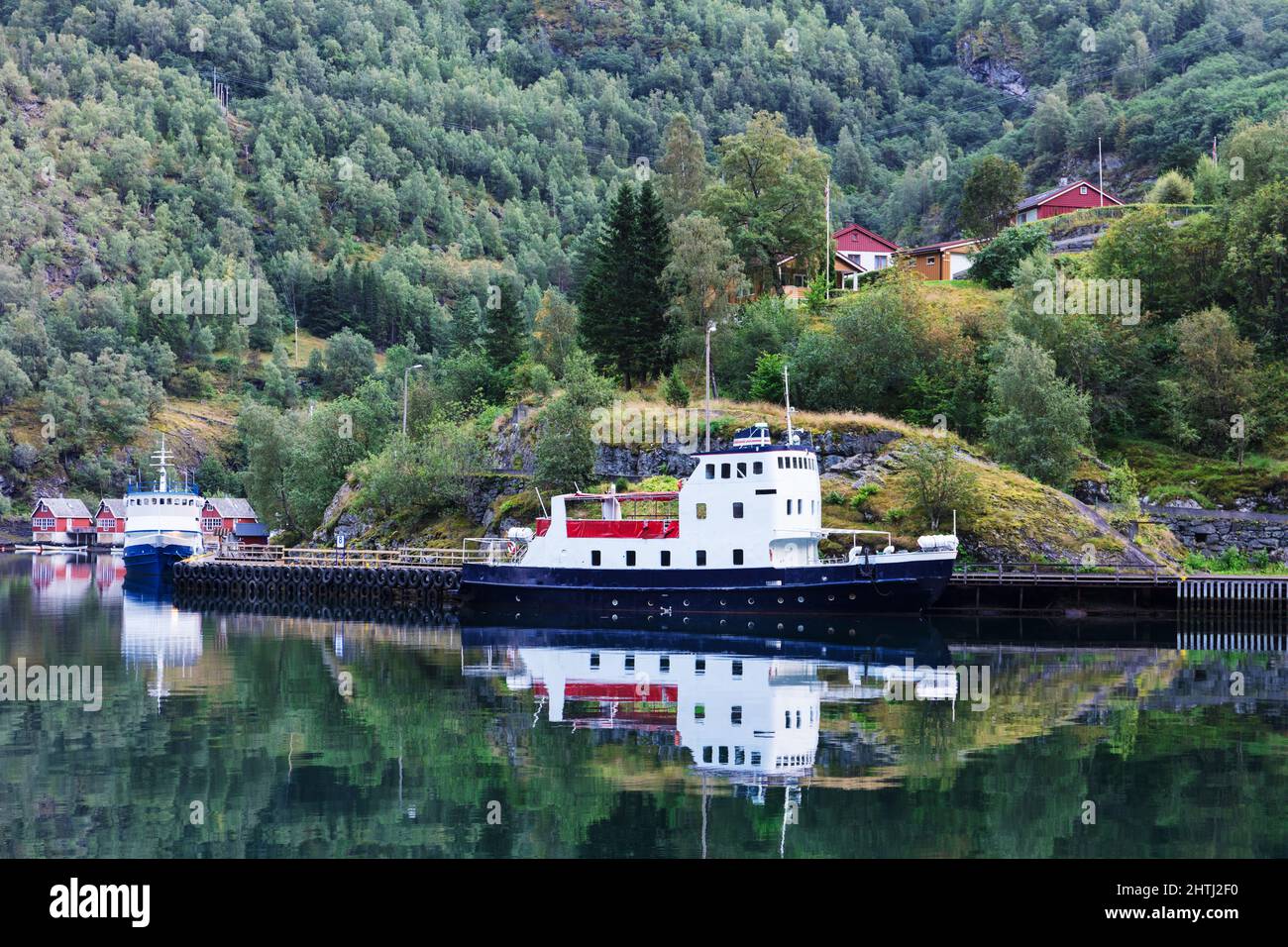 Kleine Passagierschiffe im Fjord. Norwegen Stockfoto
