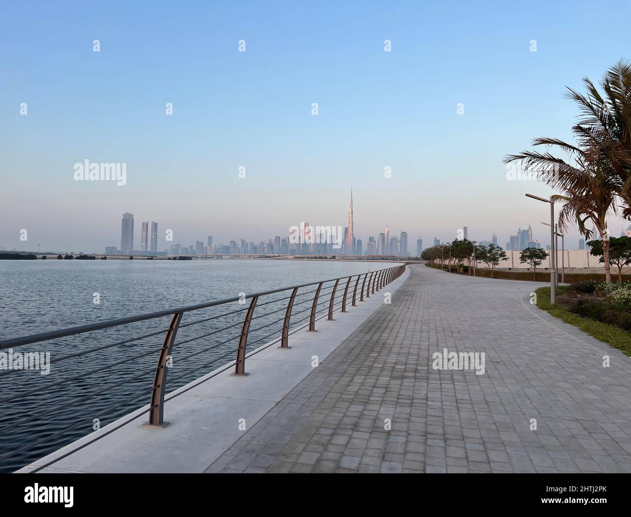 Dubai, VAE - 01. Dezember 2021: Blick auf die Skyline von Dubai Burj Khalifa vom AL Jadaf Beach Stockfoto