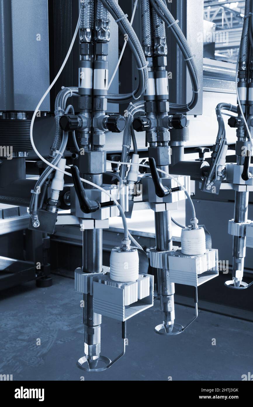 Ausrüstung für die Metallverarbeitung in moderner Fabrik Stockfoto