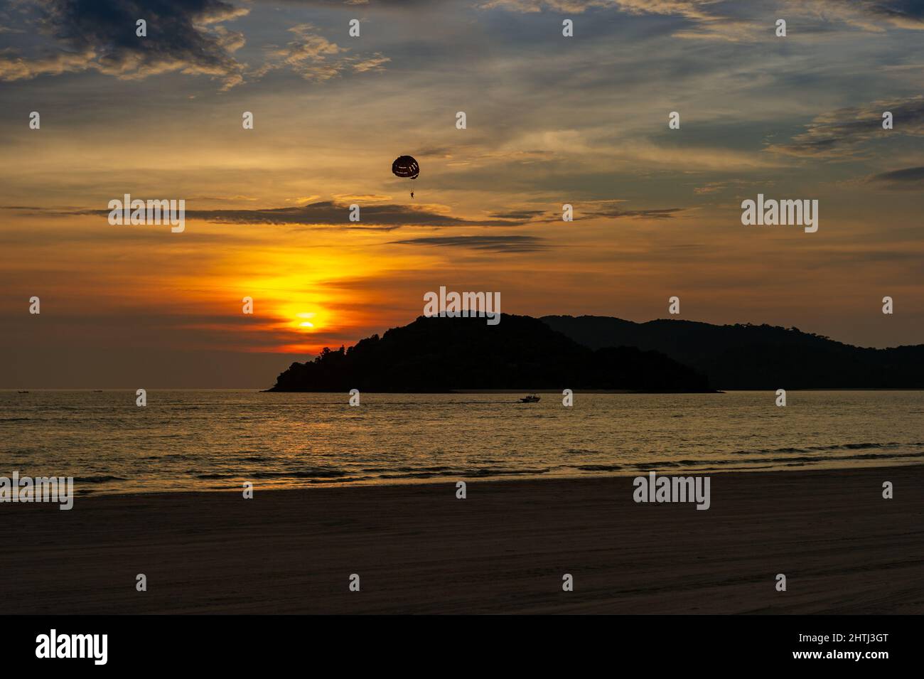 Chenang Beach at Sunset with a Paraglider, Langkawi Island Stockfoto