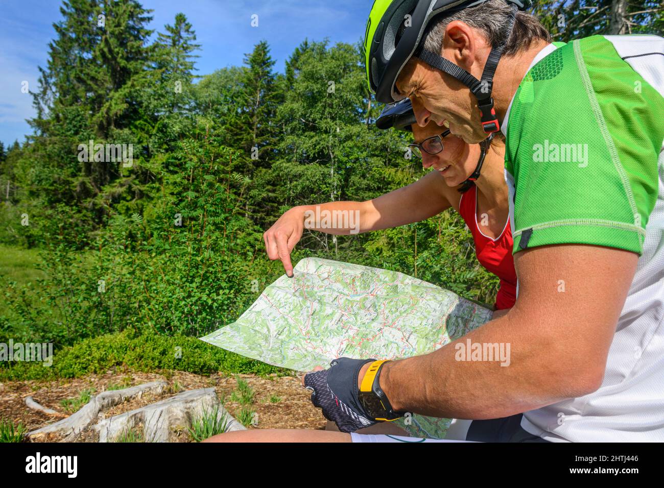 Mountainbiker orientieren sich auf einer Karte Stockfoto