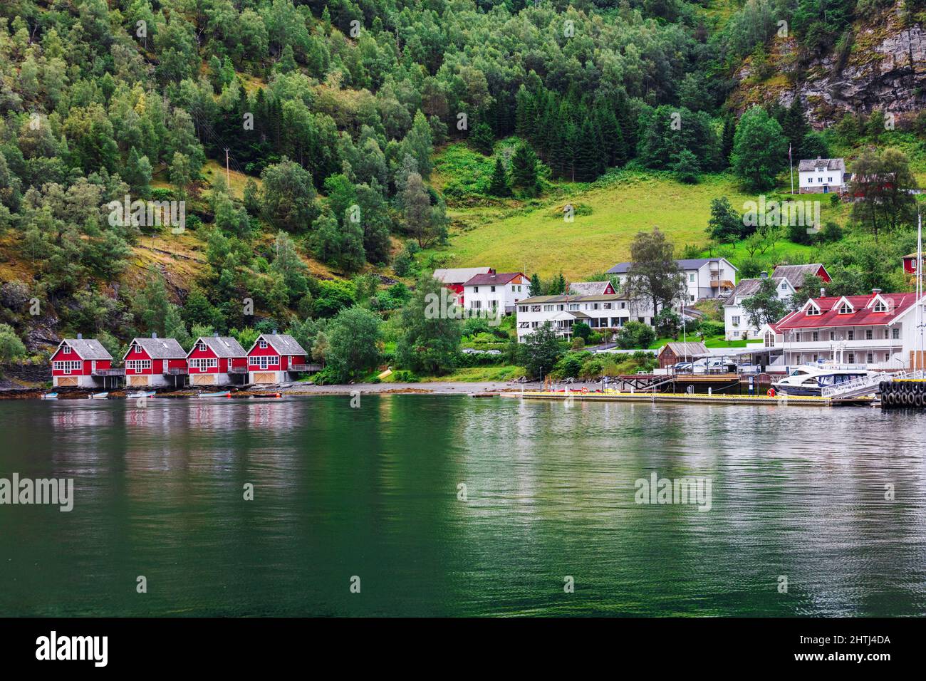 Spiegelung von Häusern in einem norwegischen Fjord, Norwegen Stockfoto