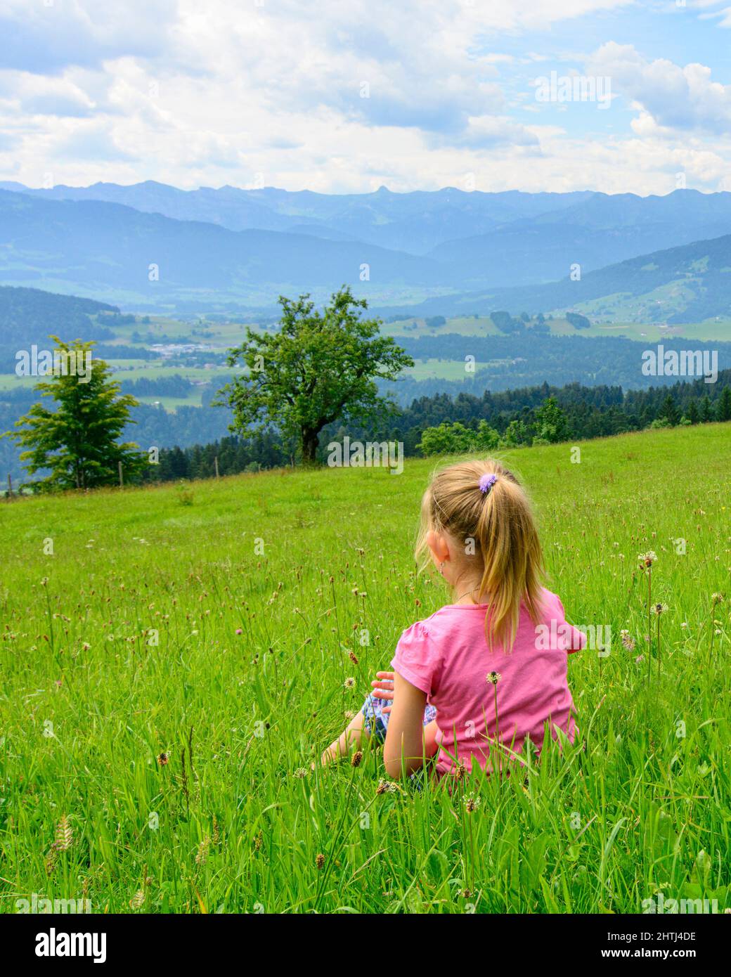 Kleines Mädchen genießt eine schöne Tour in den Vorarlberger Bergen Stockfoto