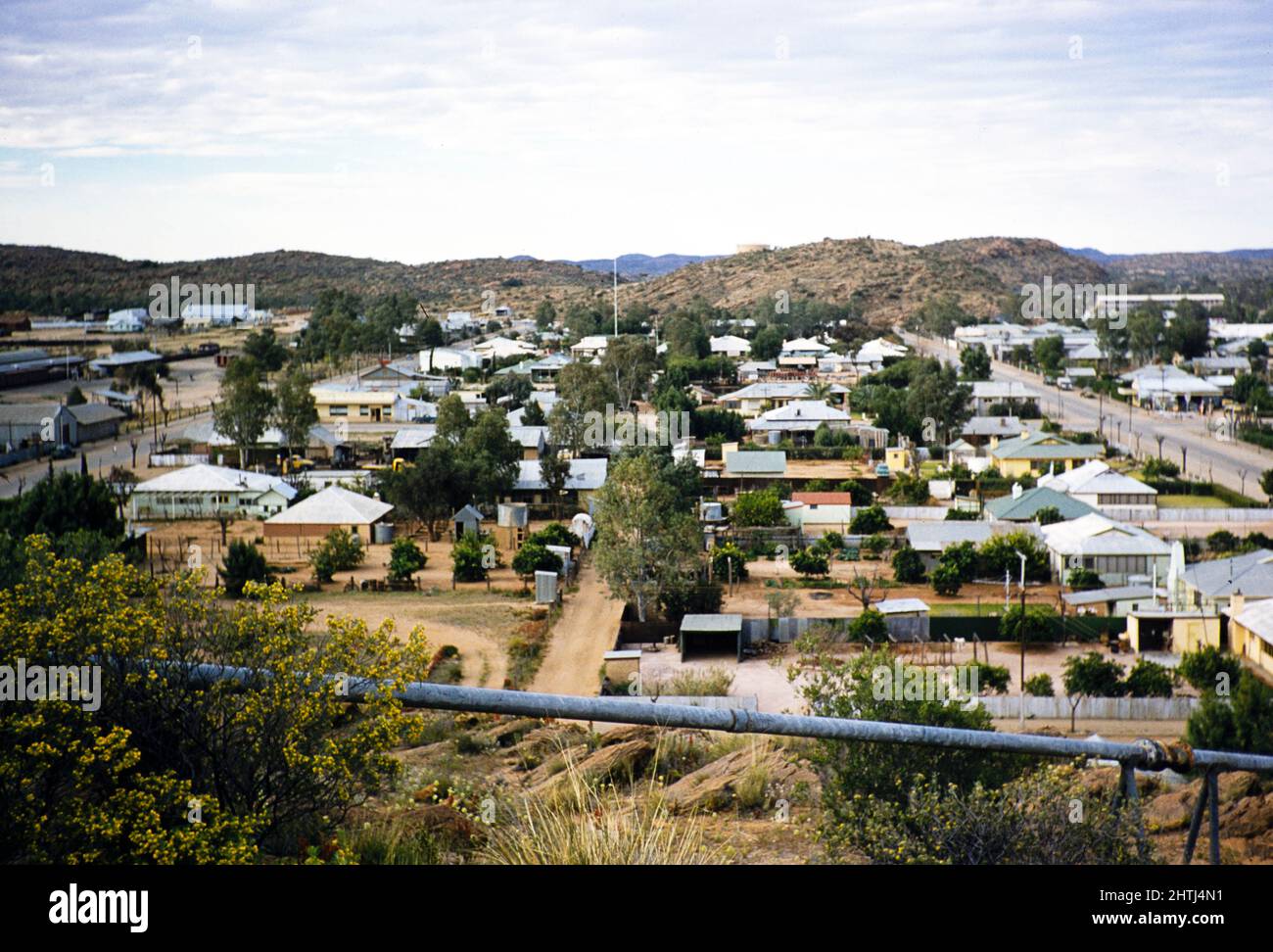 Blick über die Dächer von Wellblechbauten, Alice Springs, Northern Territory, Australien im Jahr 1956 Stockfoto