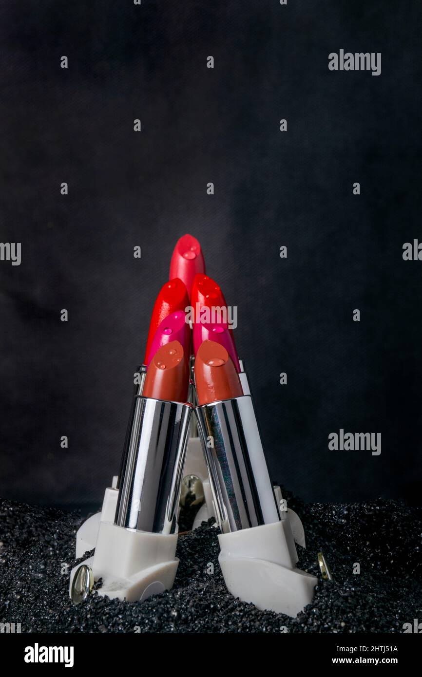 Es verleiht Ihrer Persönlichkeit eine lebendige Einstellung. Wenn Sie diesen roten Lippenstift auf Ihren Lippen zur Schau stellen, können Jungs nicht aufhören, Sie zu bemerken. Stockfoto